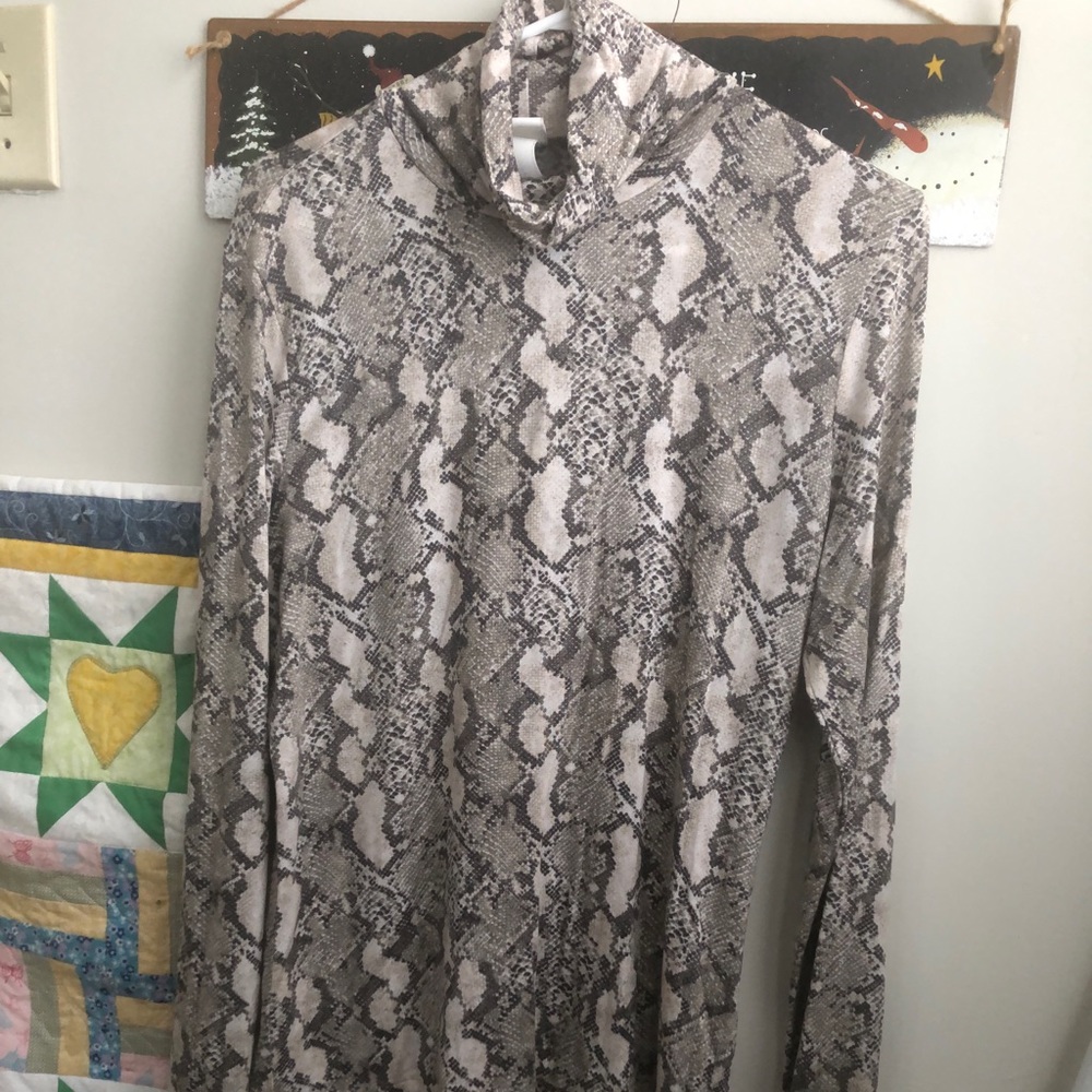 NWOT turtle neck reptile pattern shirt🤍🖤